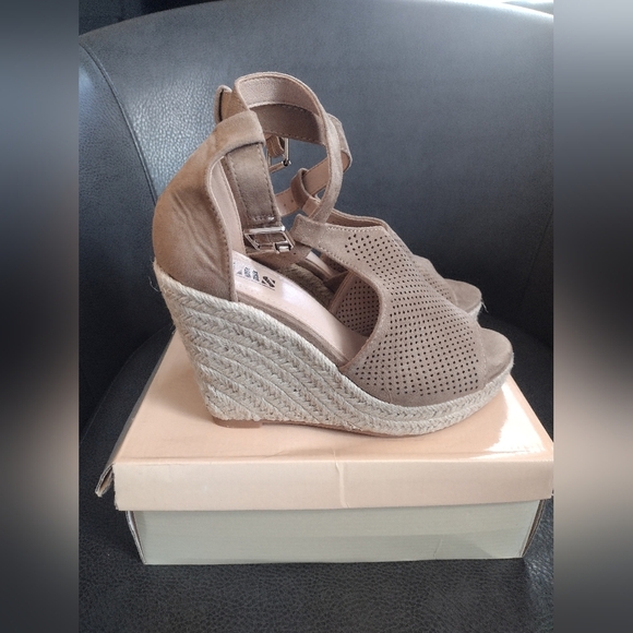 AMS Beige Wedges NIB Size 7.5 - Picture 4 of 5